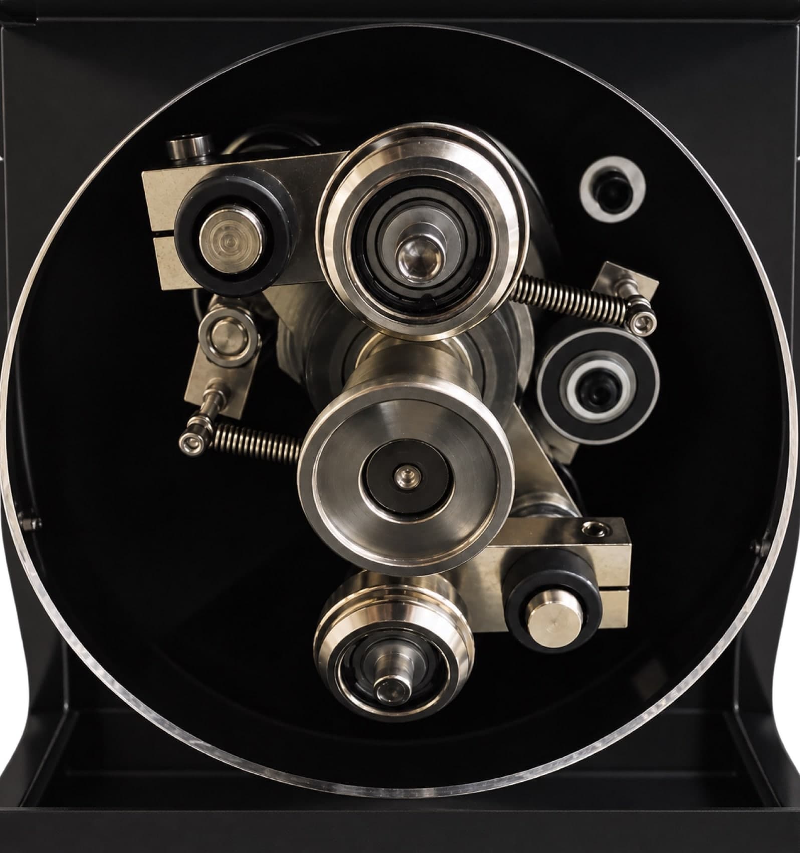 The stainless seaming head seen from below: the chuck and spring-loaded seaming rollers